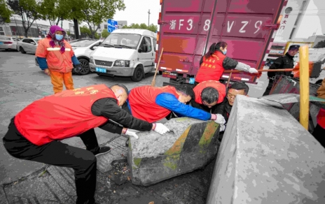 發(fā)揚(yáng)雷鋒精神 突擊隊員在行動