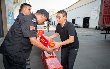 戰(zhàn)高溫、保供應(yīng)，嘉興市財貿(mào)工會主席陳云建慰問我司基層員工